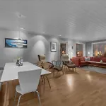 Northstay - Urban Escape, Modern House With 3 Bedrooms, Free Parking Prázdninový dům Tromsø