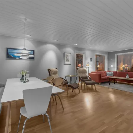 Northstay - Urban Escape, Modern House With 3 Bedrooms, Free Parking Prázdninový dům Tromsø